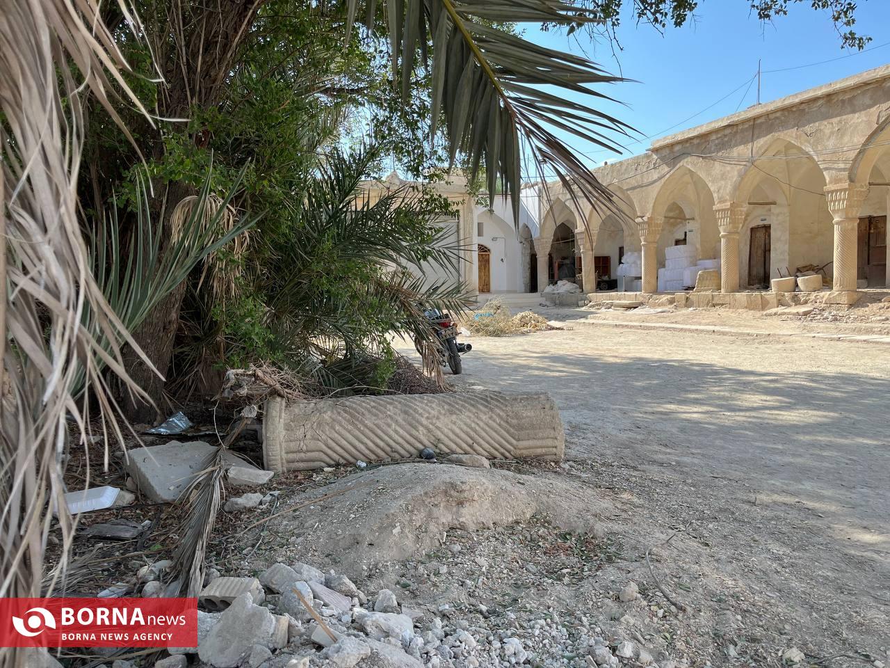 این کاروانسرا ثبت ملی است!/ دفن سر ستون‌های صفوی لا‌ به لای نخاله‌های ساختمانی