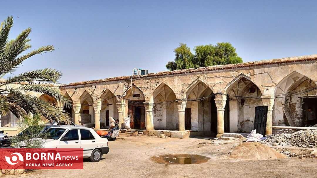 این کاروانسرا ثبت ملی است!/ دفن سر ستون‌های صفوی لا‌ به لای نخاله‌های ساختمانی