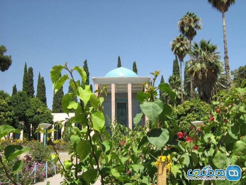 لحظاتی در باغ مقبره