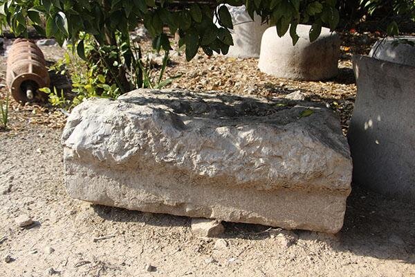 شناسایی پایه ستون‌های ساسانی که در یک خانه شخصی رها شده‌اند!