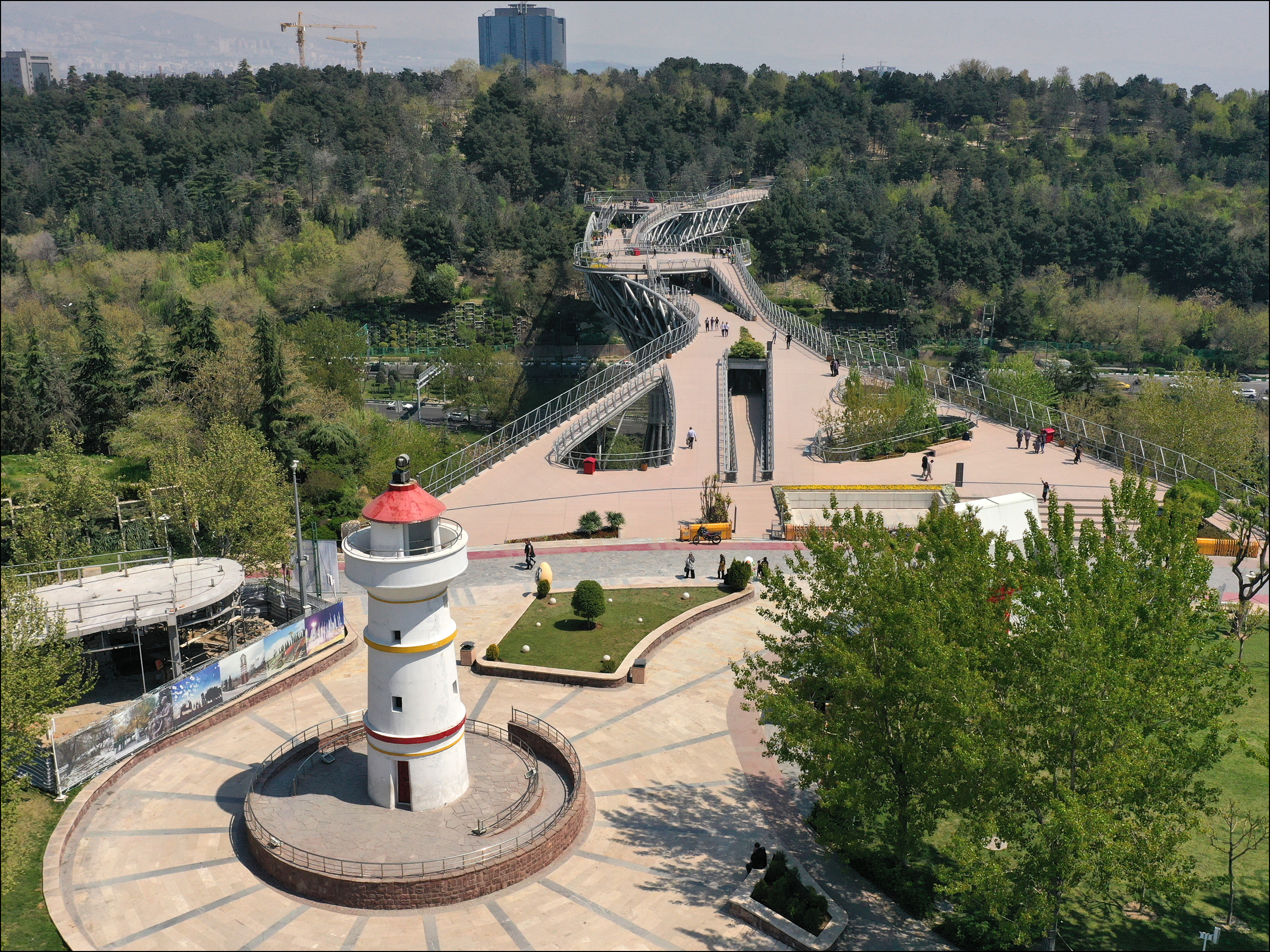 فانوس دریایی و پل طبیعت