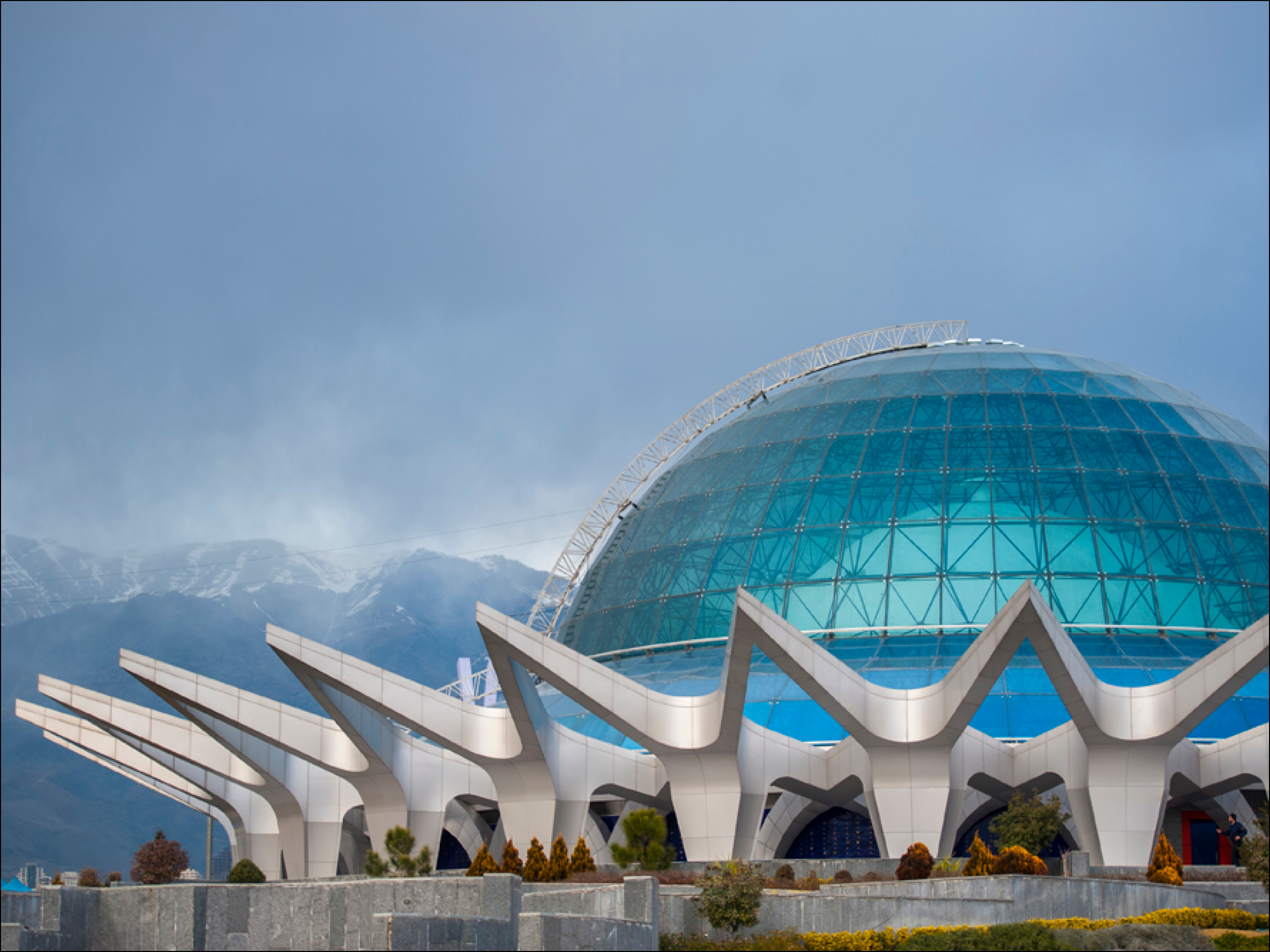 گنبد آبی رنگ بزرگ