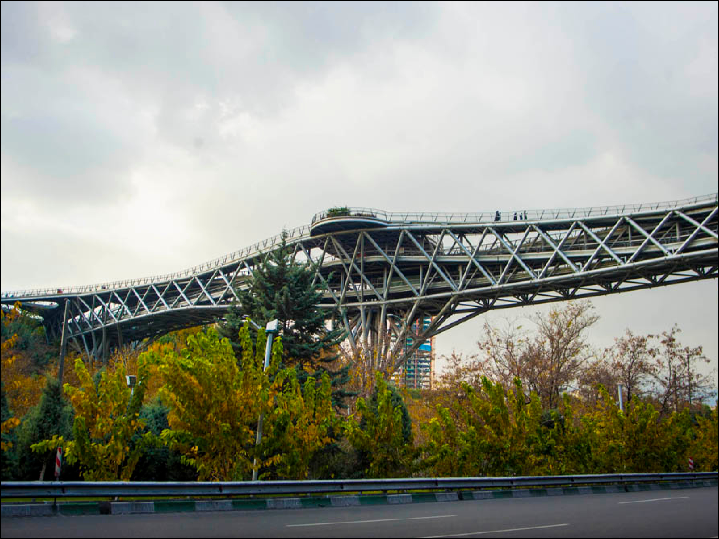 پل فلزی روی اتوبان