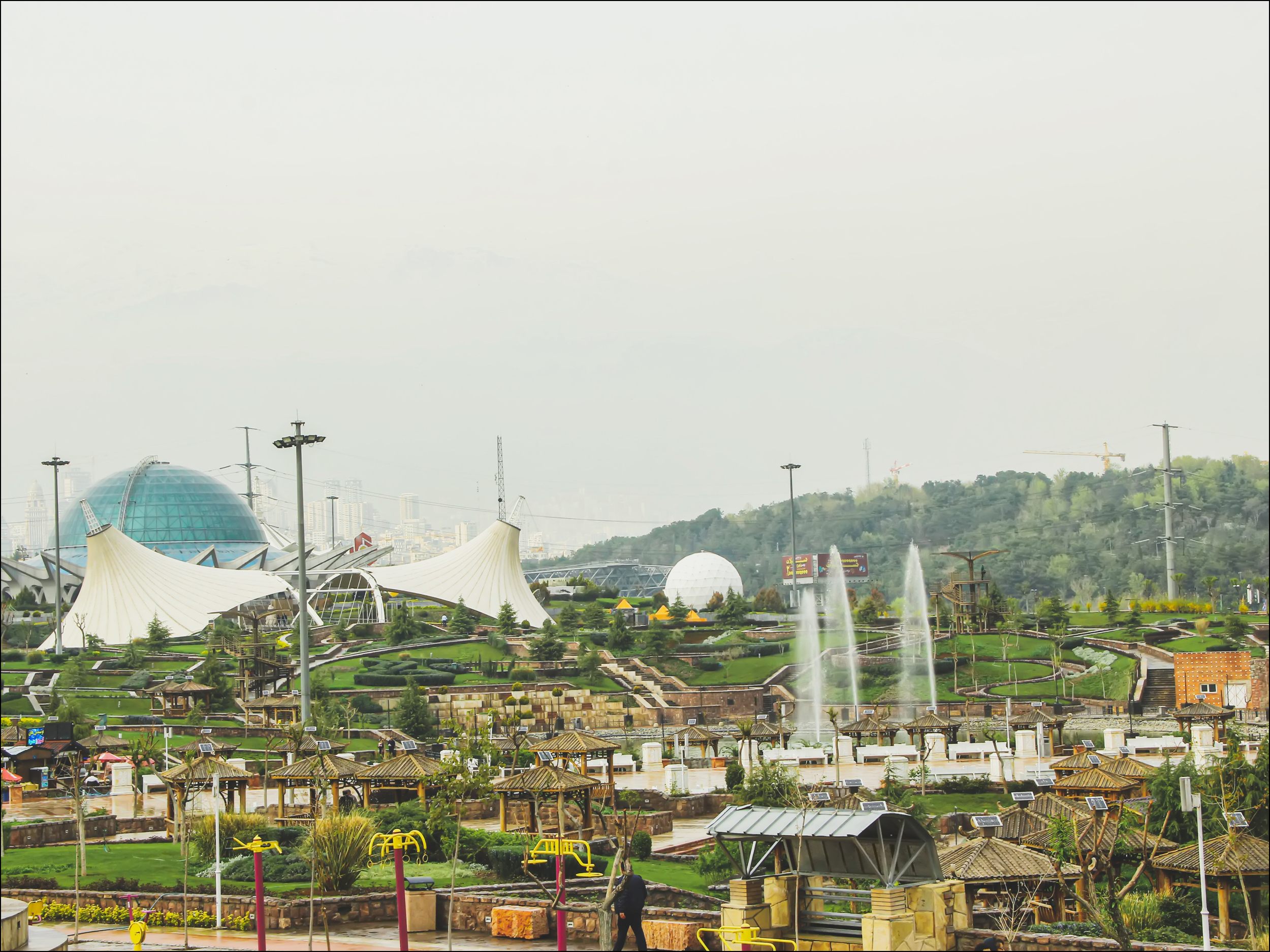 پوشش گیاهی و آب نما و گنبد مینا