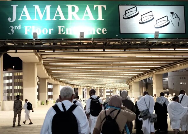 عکس‌هایی از زائران در حال «رمی جمرات»