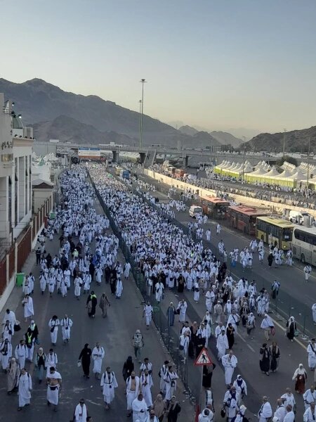 عکس‌هایی از زائران در حال «رمی جمرات»