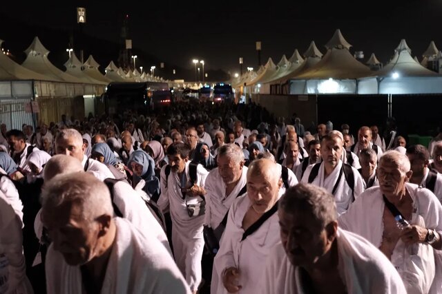 عکس‌هایی از زائران در حال «رمی جمرات»