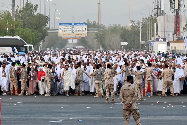 عکس‌هایی از زائران در حال «رمی جمرات»
