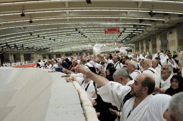 عکس‌هایی از زائران در حال «رمی جمرات»