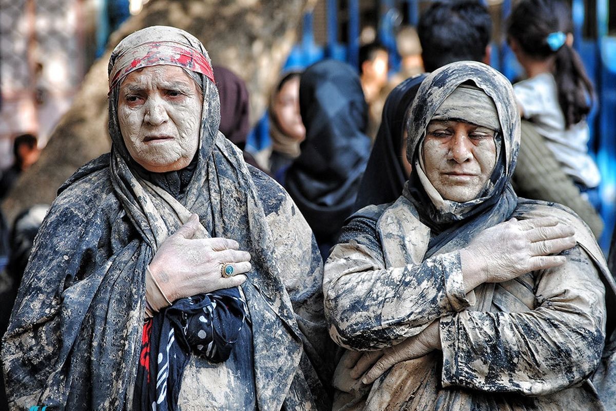 گِل مالی غیور مردان لر در سوگ سیدالشهدا