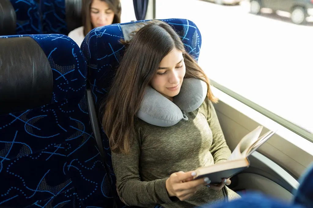 کتاب خواندن در اتوبوس