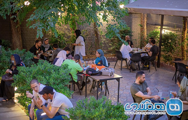 راهنمای جامع کافه های تهران برای عکاسی: بهترین لوکیشن ها و ترفندها کافه مان زا