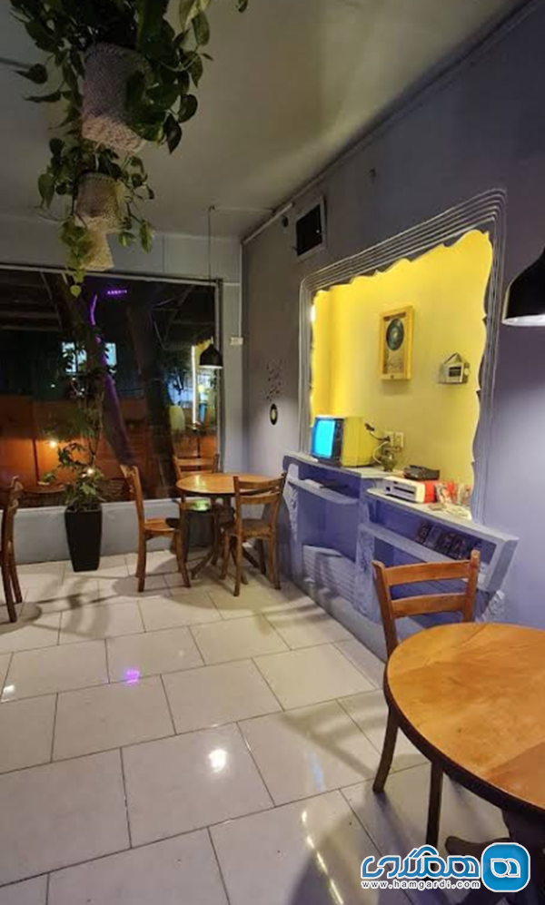 کافه دو درخت (راهنمایی)