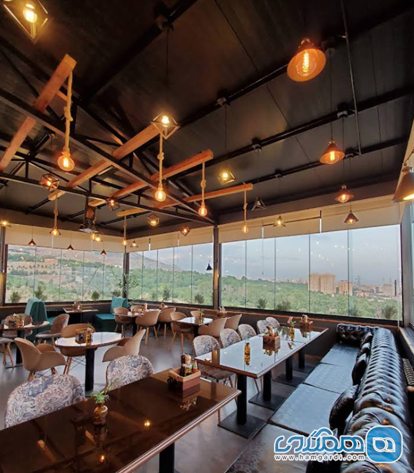 کافه رستوران شله (Chalet): منظره شبانه کوهسار