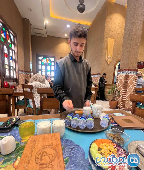 رستوران مرشد نور: جایی برای عاشقان غذاهای سنتی سرویس دهی و مدیریت مشتری: چالش های عملیاتی در ترافیک بالا