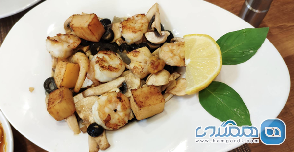 تجربه مشتری و فضای رستوران هواری: کیفیت برتر یا موسیقی زنده؟