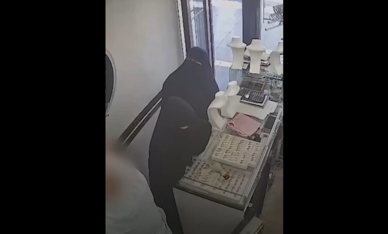 این سارق با پوشش چادر ۲ کیلوگرم طلا دزدید+ فیلم این سارق با پوشش چادر ۲ کیلوگرم طلا دزدید+ فیلم