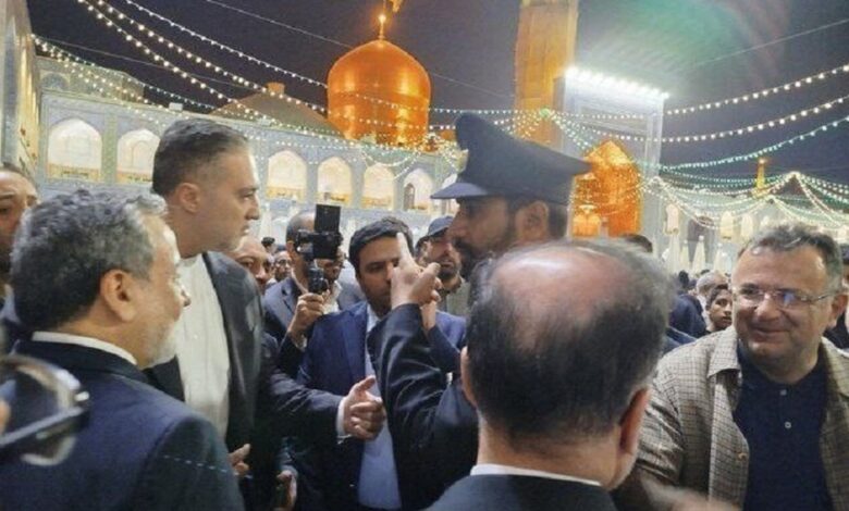 حرکت خاص عراقچی در حرم امام رضا (ع)! + عکس حرکت خاص عراقچی در حرم امام رضا (ع)! + عکس