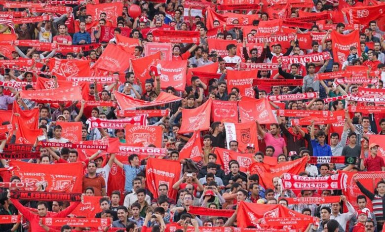 هواداران پرسپولیس آبی پوشان را نشانه گرفتند+ فیلم هواداران پرسپولیس آبی پوشان را نشانه گرفتند+ فیلم