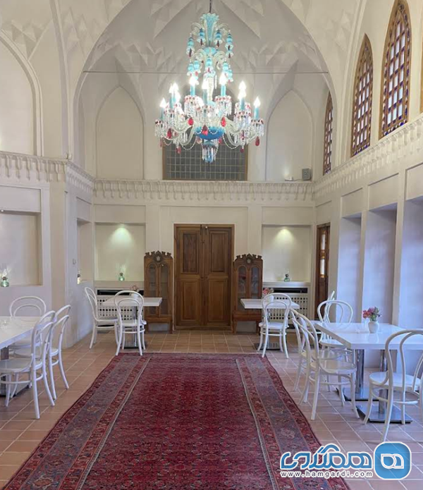 رستورانهای سنتی کاشان 1404: راهنمای جامع بهترین سفره خانه های نزدیک بازار و باغ فین خانه منوچهری