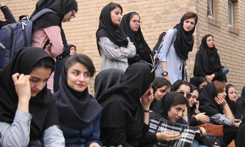 بنر اعتراضی روز دانشجو بر روی یک پراید در تهران+ فیلم بنر اعتراضی روز دانشجو بر روی یک پراید در تهران+ فیلم