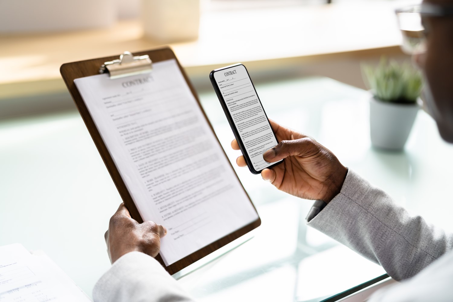 مزایا و چالشهای ترجمه آنلاین در مقایسه با حضوری ترجمه رسمی آنلاین