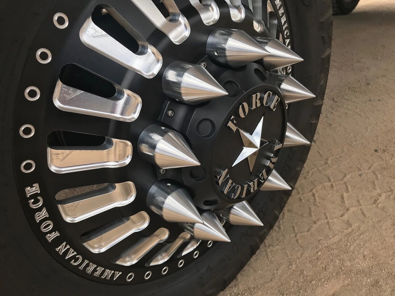 میخ‌های کرومی روی چرخ کامیون‌ها چیست و چه کاربردی دارد؟