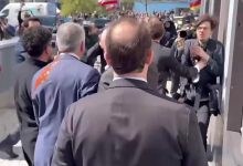 حمله به رضا پهلوی در خیابان برلین / معترض روی او سس کچاپ پاشید