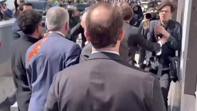 حمله به رضا پهلوی در خیابان برلین / معترض روی او سس کچاپ پاشید