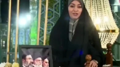 سقوط لوستر رویِ سر مجری در برنامه زنده تلویزیون+ فیلم