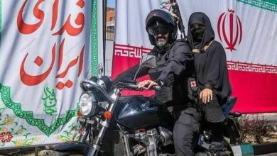 یک تصویر متفاوت/ بانوی مسلح روی موتور در میادین تهران + عکس