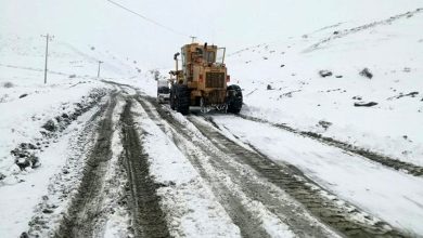 بارش سنگین برف برخی جاده‌های این استان را مسدود کرد + فیلم