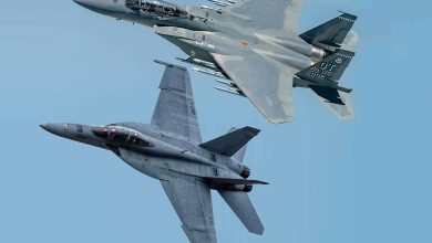 سقوط دو جنگنده F/A-18 آمریکایی به علت یک حادثه عجیب در آسمان + فیلم