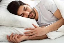 بهترین حالت دست‌ها هنگام خوابیدن به پهلو چیست؟