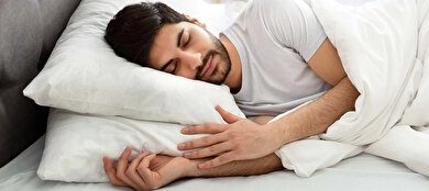 بهترین حالت دست‌ها هنگام خوابیدن به پهلو چیست؟