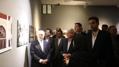 نمایشگاه عکس «ایستاده در غبار» افتتاح شد/ روایت مستند تجاوز آمریکایی ـ صهیونی به میراث تاریخی ایران