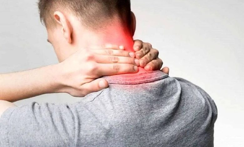 عارضه گردن پیامکی را جدی بگیرید+ علائم عارضه گردن پیامکی را جدی بگیرید+ علائم