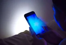 نور آبی صفحه موبایل برای چشم‌ها خطرناک است؟