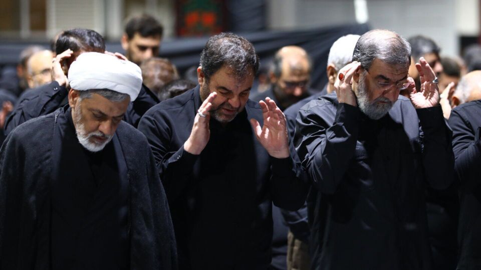 گریه محسن رضایی مقابل صندلی رهبر شهید + عکس