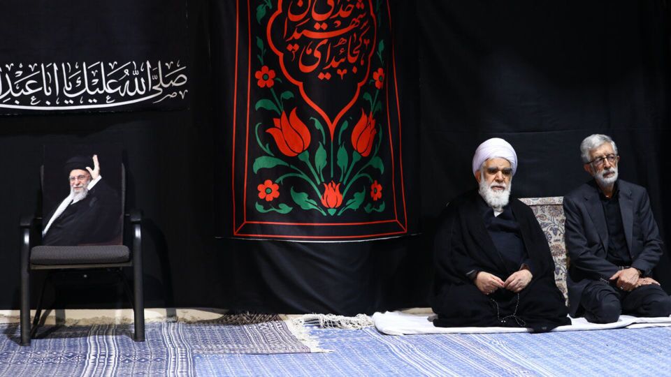 گریه محسن رضایی مقابل صندلی رهبر شهید + عکس