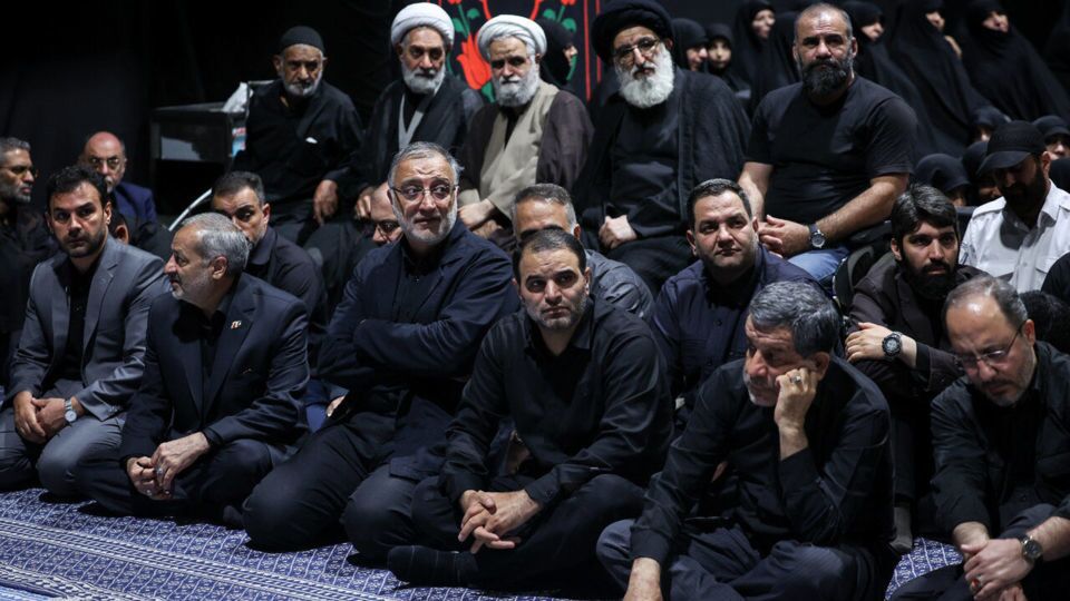 گریه محسن رضایی مقابل صندلی رهبر شهید + عکس