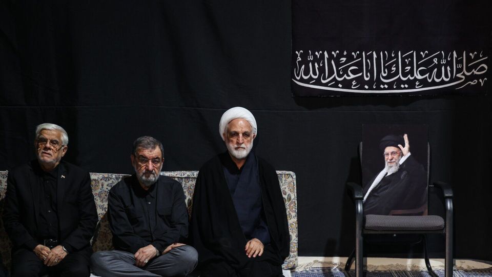 گریه محسن رضایی مقابل صندلی رهبر شهید + عکس