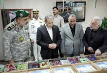 دیدار عراقچی با دریادار ایرانی و بازدید از نمایشگاه شهدای ناو دنا