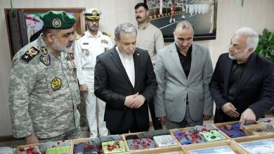 دیدار عراقچی با دریادار ایرانی و بازدید از نمایشگاه شهدای ناو دنا