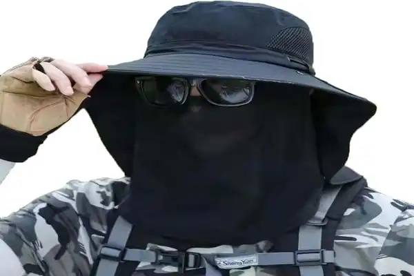 ۸ وسیله در استایل طبیعت گردی مردانه کلاه و عینک برای استایل طبیعت گردی مردانه