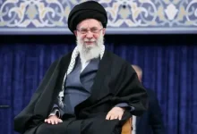 اولین تصاویر از لحظه ورود پیکر رهبر شهید ایران به حسینیه امام خمینی (ره) / آغاز وداع تاریخی مردم + فیلم