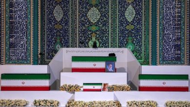 اقامه نماز بر پیکر رهبر شهید