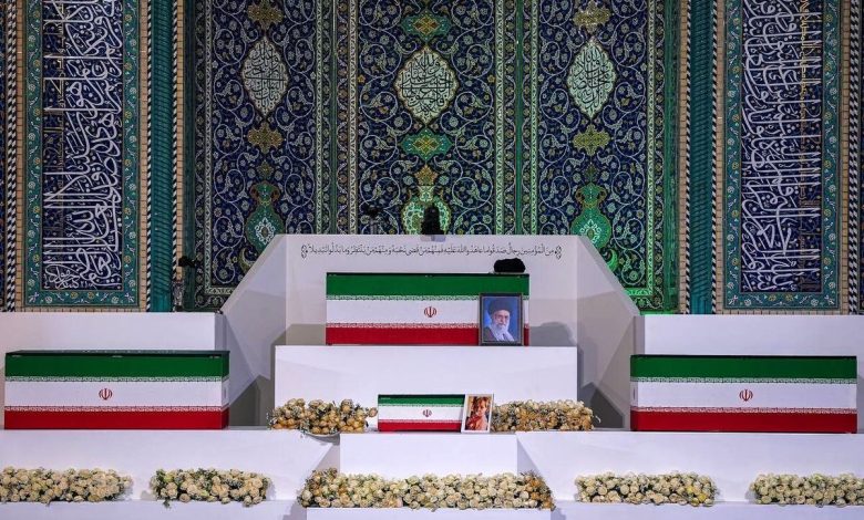 اقامه نماز بر پیکر رهبر شهید اقامه نماز بر پیکر رهبر شهید