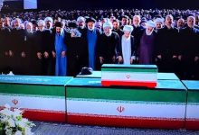 قاب ۳ نفره فرزندان رهبر شهید در مراسم اقامه نماز + عکس