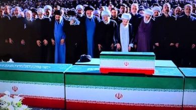 قاب ۳ نفره فرزندان رهبر شهید در مراسم اقامه نماز + عکس قاب ۳ نفره فرزندان رهبر شهید در مراسم اقامه نماز + عکس